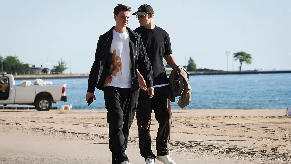 Jonas Urbig (l.) und Manuel Neuer (r.) gehen am Lake Michigan spazieren.