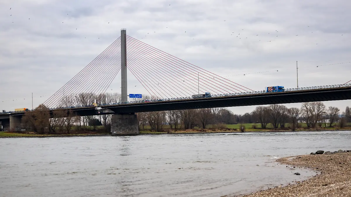 Die Bonner Nordbrücke (Friedrich-Ebert-Brücke, A565) führt über den Rhein. Ab Mitte Januar 2026 soll die Nordbrücke für Fahrzeuge über 7,5 Tonnen gesperrt werden.
