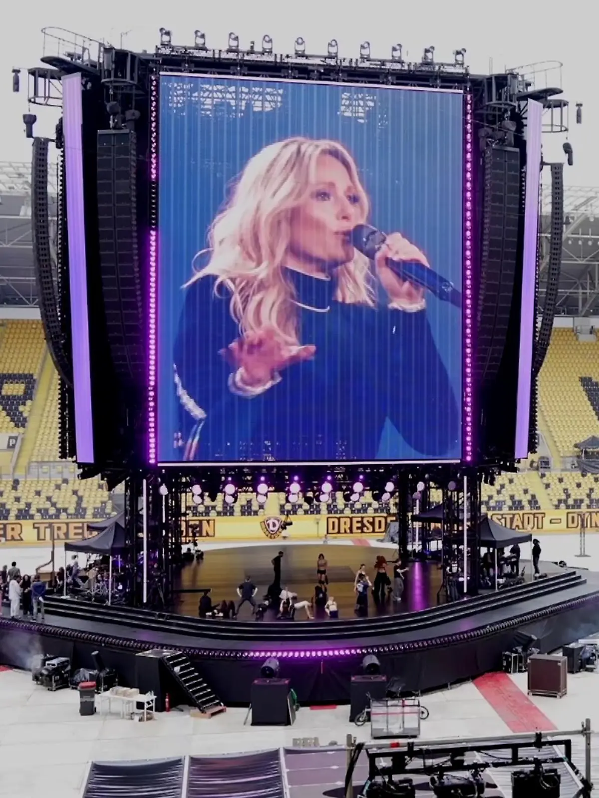 Die Premiere der „Helene Fischer 360° Stadium Tour 2026” findet am 10. Juni im Rudolf-Harbig-Stadion, der Heimat von Fußballverein Dynamo Dresden, statt.