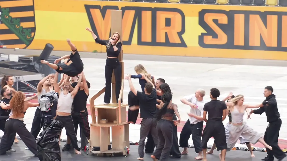 Die Premiere der „Helene Fischer 360° Stadium Tour 2026” findet am 10. Juni im Rudolf-Harbig-Stadion, der Heimat von Fußballverein Dynamo Dresden, statt.