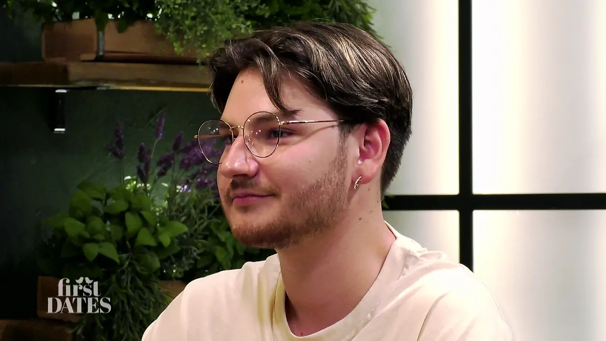 First Dates - Ein Tisch für zwei: Junger Mann mit runder Brille, dichten braunen Haaren und Drei-Tage-Bart
