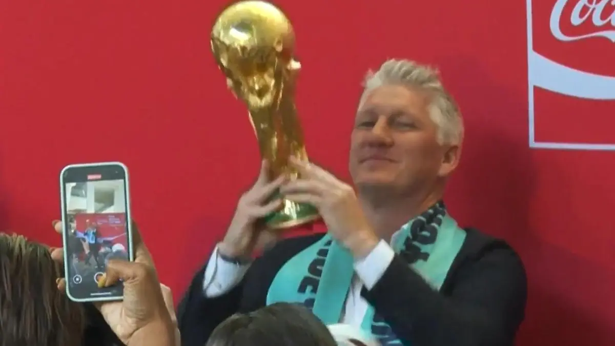 Bastian Schweinsteiger reckt den WM-Pokal hoch – aus DIESEM besonderen Grund! Weltmeisterliche Wiederkehr