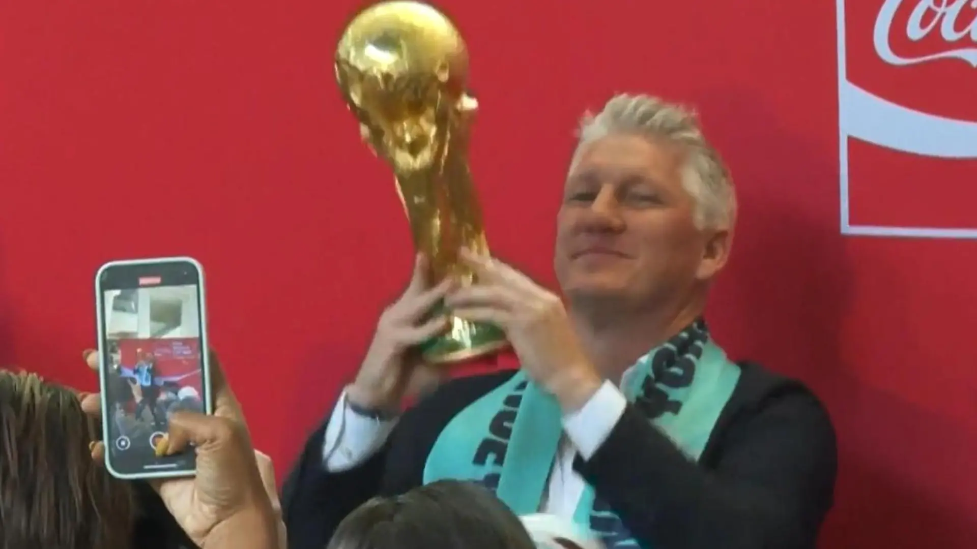 Bastian Schweinsteiger reckt den WM-Pokal hoch – aus DIESEM besonderen Grund! Weltmeisterliche Wiederkehr