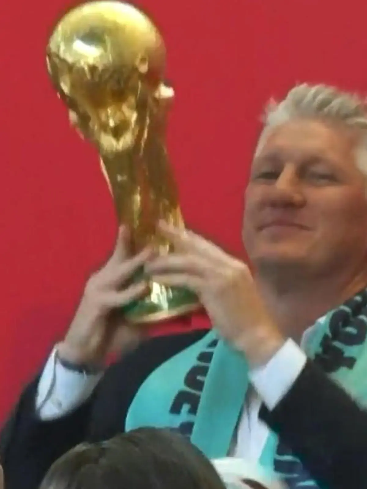 Bild zu: "Bastian Schweinsteiger reckt den WM-Pokal hoch – aus DIESEM besonderen Grund!"