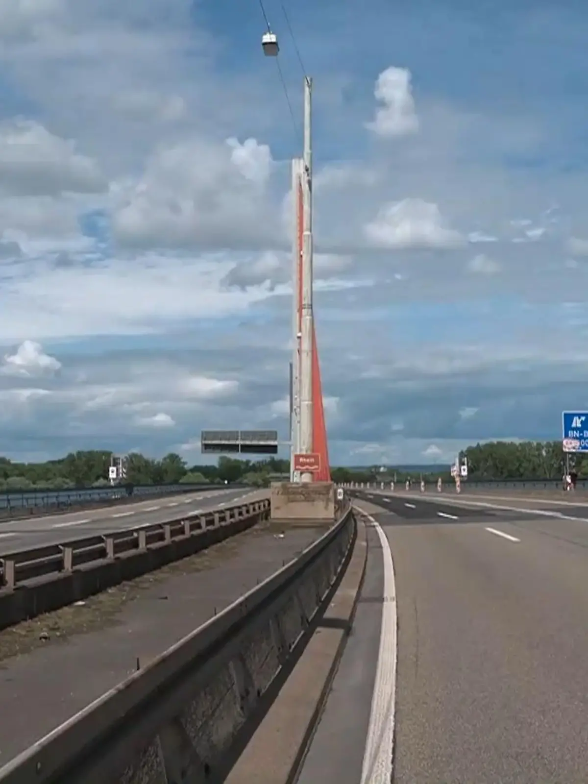 Bild zu: "Bonner Nordbrücke auf unbestimmte Zeit gesperrt"