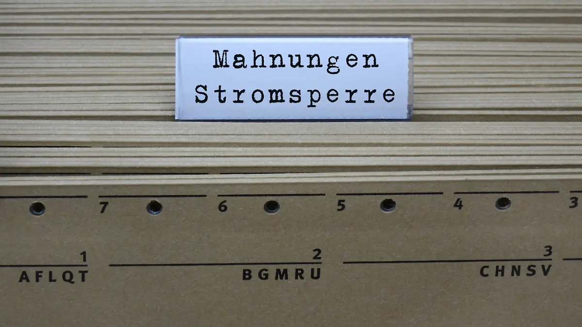 Hängeregister und Mahnungen Stromsperre Hängeregister und Mahnungen Stromsperre, 14.02.2023, Borkwalde, Brandenburg, An einem Hängeregister steht der Schriftzug Mahnungen Stromsperre. *** Hanging register and reminders electricity block Hanging register and reminders electricity block, 14 02 2023, Borkwalde, Brandenburg, On a hanging register is the writing reminders electricity block