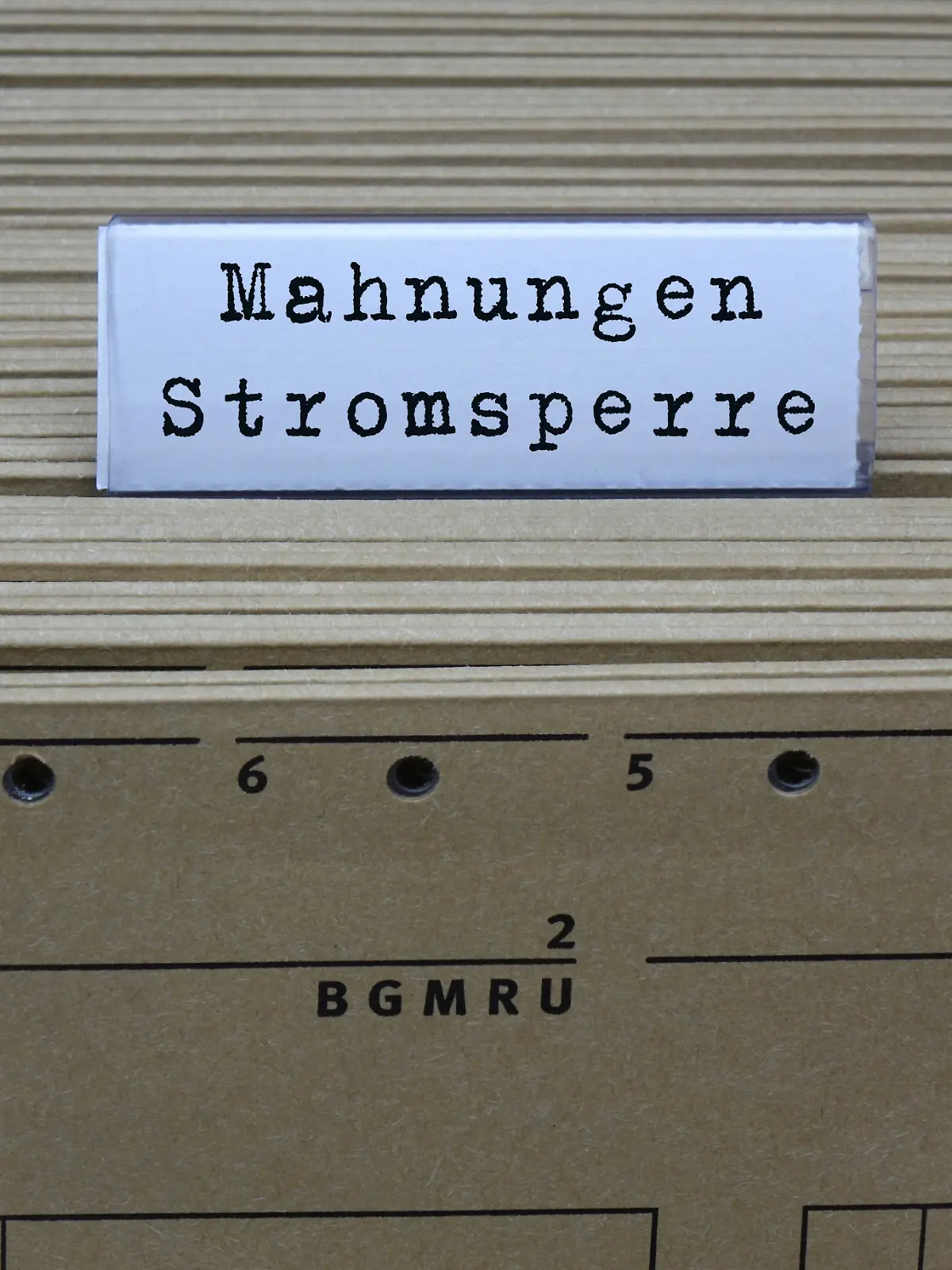 Hängeregister und Mahnungen Stromsperre Hängeregister und Mahnungen Stromsperre, 14.02.2023, Borkwalde, Brandenburg, An einem Hängeregister steht der Schriftzug Mahnungen Stromsperre. *** Hanging register and reminders electricity block Hanging register and reminders electricity block, 14 02 2023, Borkwalde, Brandenburg, On a hanging register is the writing reminders electricity block
