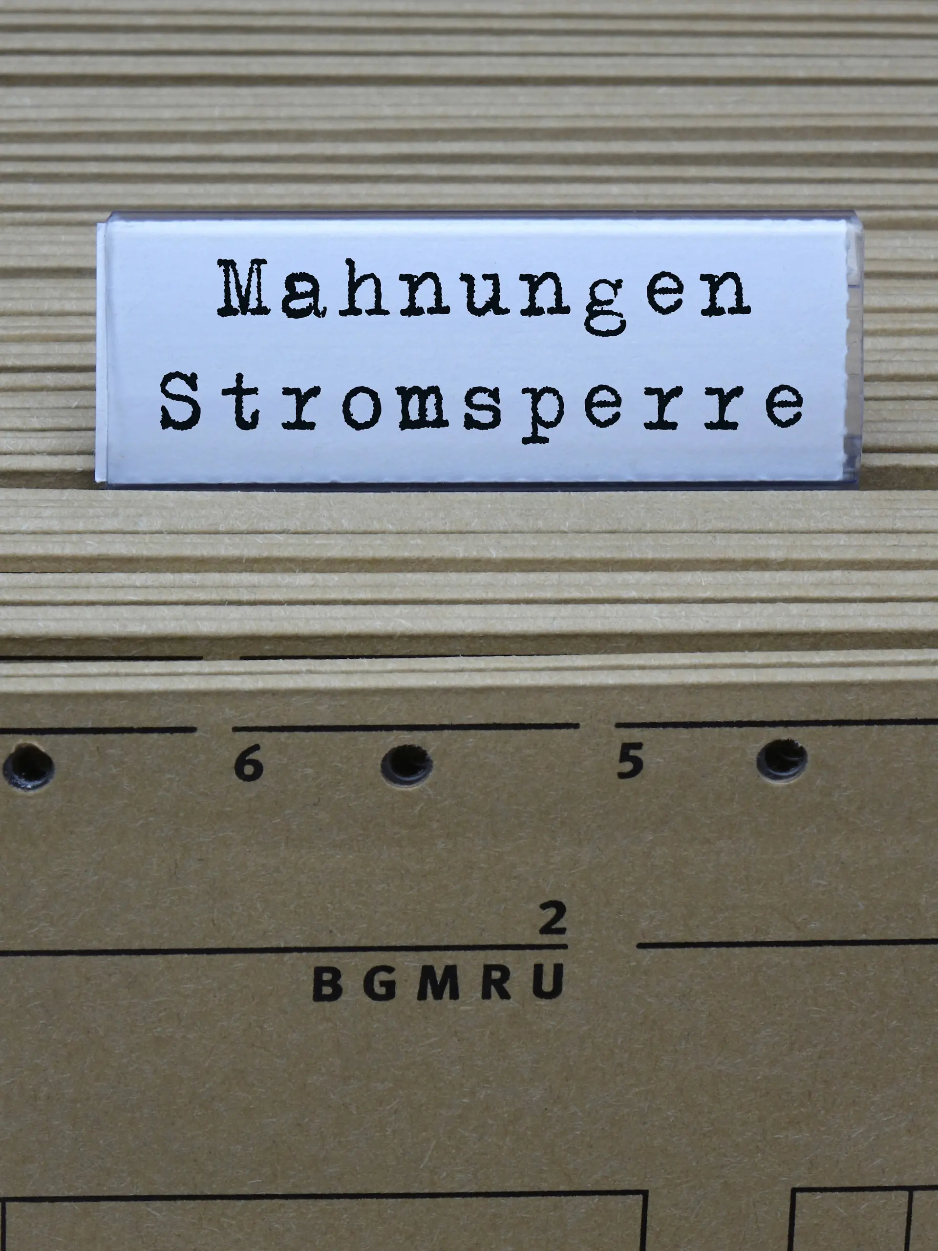 Hängeregister und Mahnungen Stromsperre Hängeregister und Mahnungen Stromsperre, 14.02.2023, Borkwalde, Brandenburg, An einem Hängeregister steht der Schriftzug Mahnungen Stromsperre. *** Hanging register and reminders electricity block Hanging register and reminders electricity block, 14 02 2023, Borkwalde, Brandenburg, On a hanging register is the writing reminders electricity block