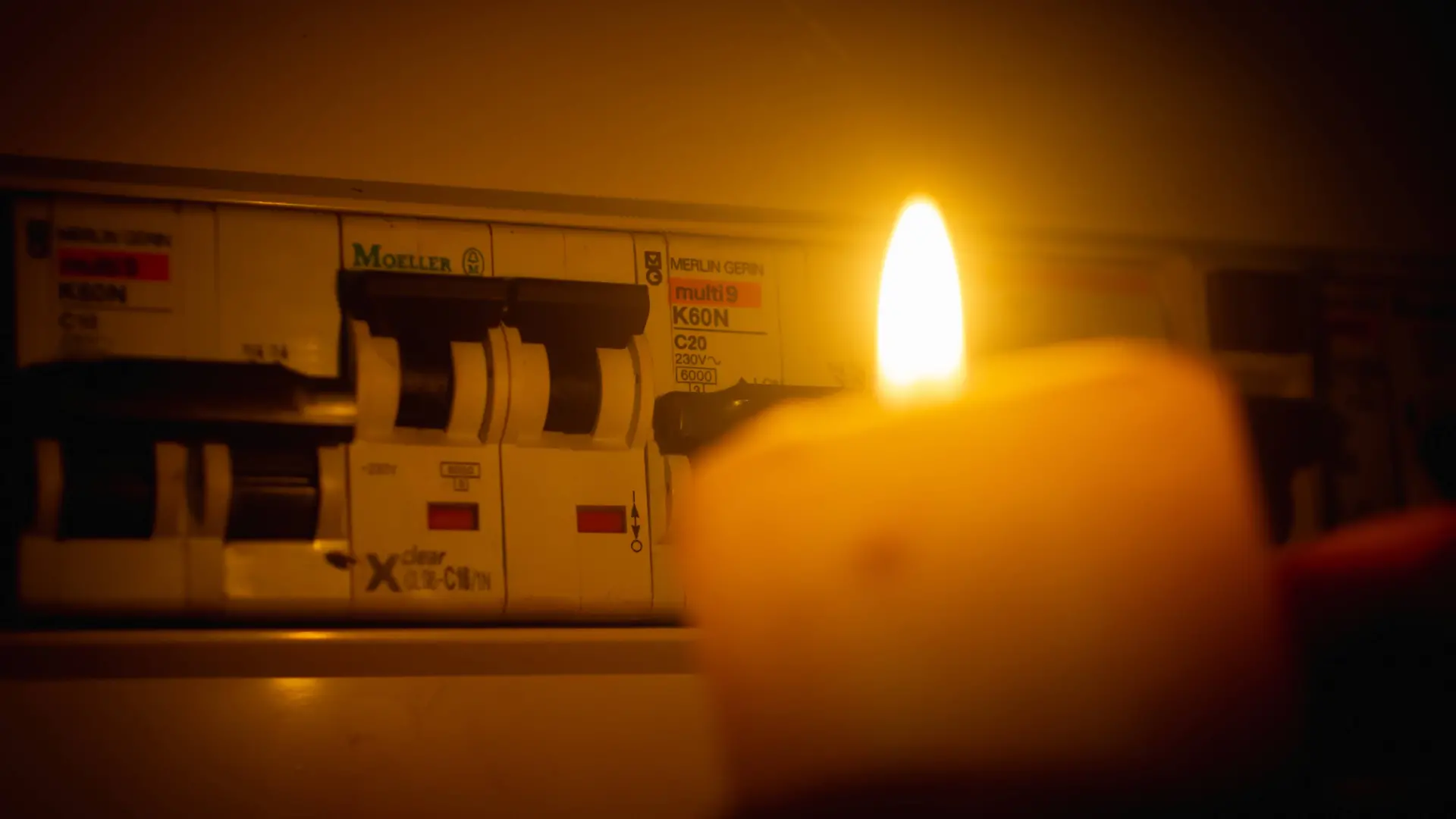Kerzenlicht vor einem Sicherungskasten, Konzept, Blackout, Strom, Stromausfall *** Candlelight before a fuse box, Concept, Blackout, Electricity, Power failure 1028901739