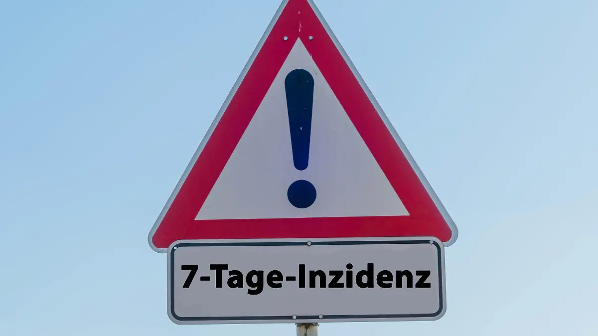 Straßenschild mit 7-Tage-Inzidenz