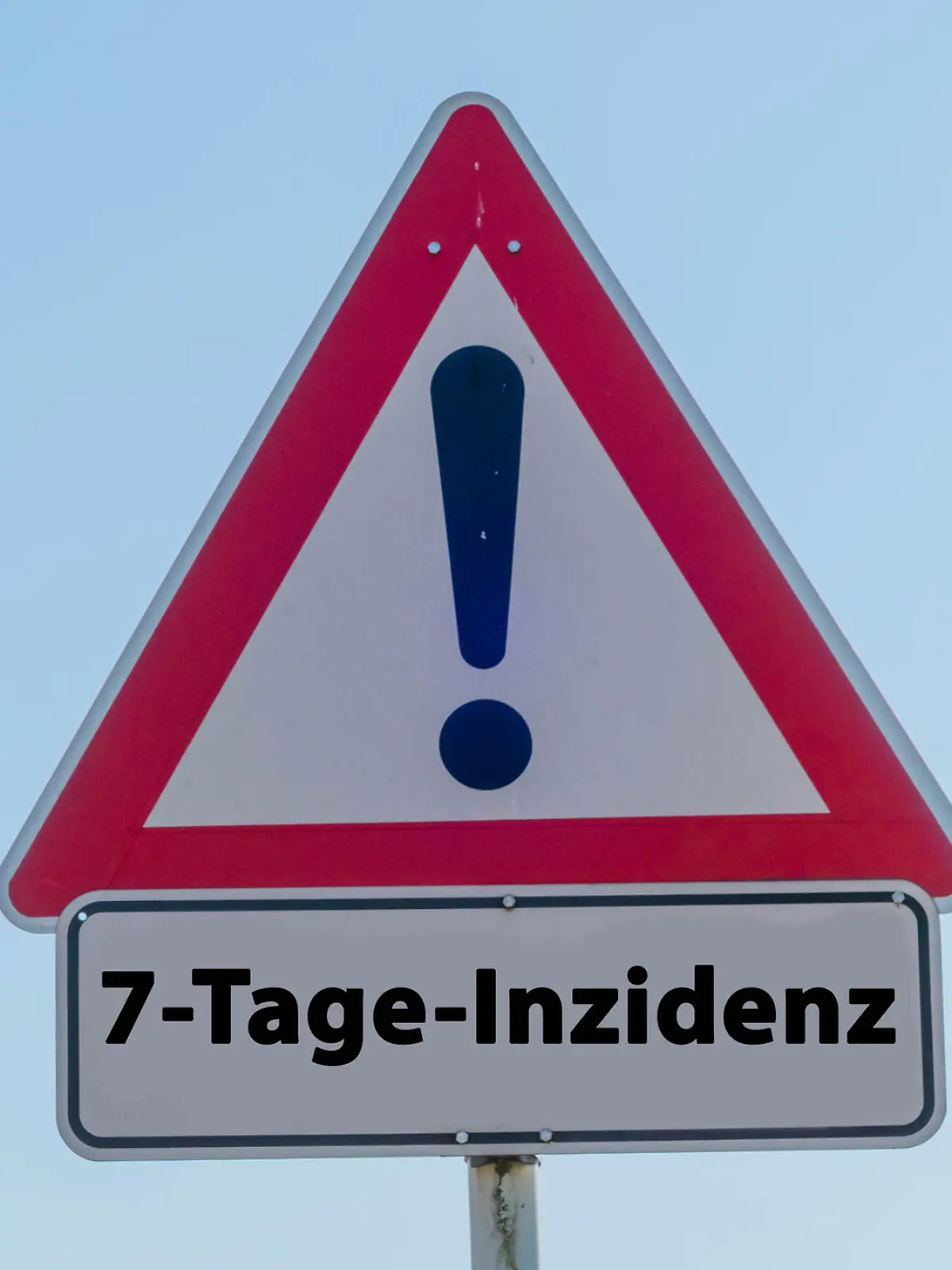 Straßenschild mit 7-Tage-Inzidenz