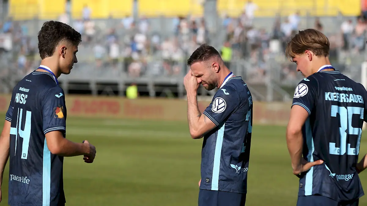 23.05.2026, xfsx, Herren, Fussball, Saison 2025/2026, BFV Verbandspokal, Finale: FC Wuerzburger Kickers - TSV 1860 Muenchen v.li.: Loris Husic TSV 1860 Muenchen, Patrick Hobsch TSV 1860 Muenchen enttaeuscht schauend, Enttaeuschung, disappointed, Xaver Kiefersauer TSV 1860 Muenchen Wuerzburg AKON ARENA Bayern Deutschland *** 23 05 2026, xfsx, Herren, Fußball, Saison 2025 2026, BFV Verbandspokal, Finale FC Wuerzburger Kickers TSV 1860 Muenchen v li Loris Husic TSV 1860 Muenchen , Patrick Hobsch TSV 1860 Muenchen enttaeuschtend schauen, Enttaeuschtung, disappointed, Xaver Kiefersauer TSV 1860 Muenchen Wuerzburg AKON ARENA Bayern Deutschland