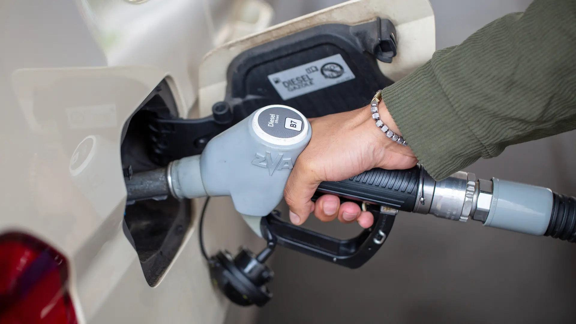 Berlin, 27.05.2026. Ein Kunde an einer Tankstelle betankt sein Auto.