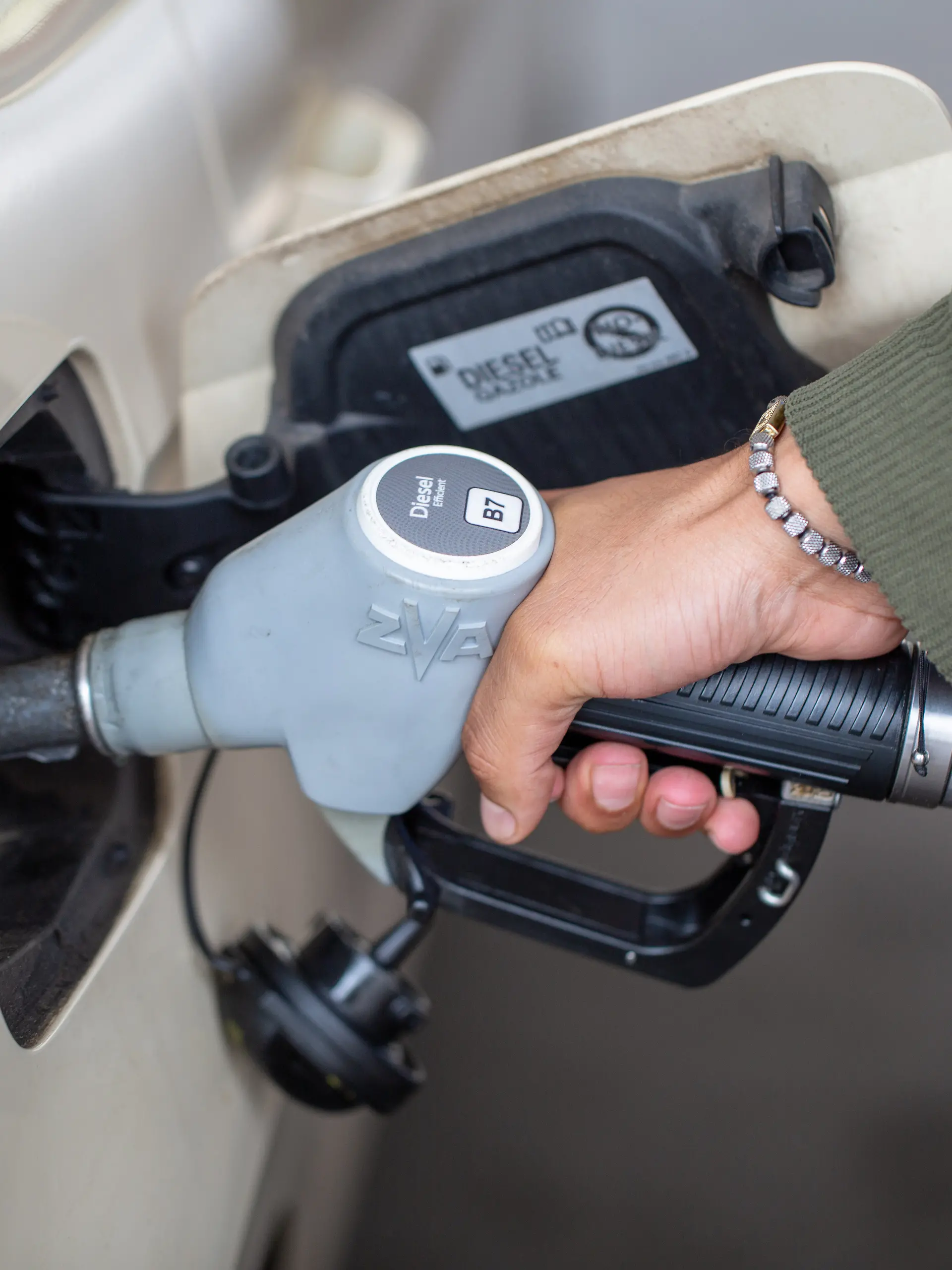 Berlin, 27.05.2026. Ein Kunde an einer Tankstelle betankt sein Auto.