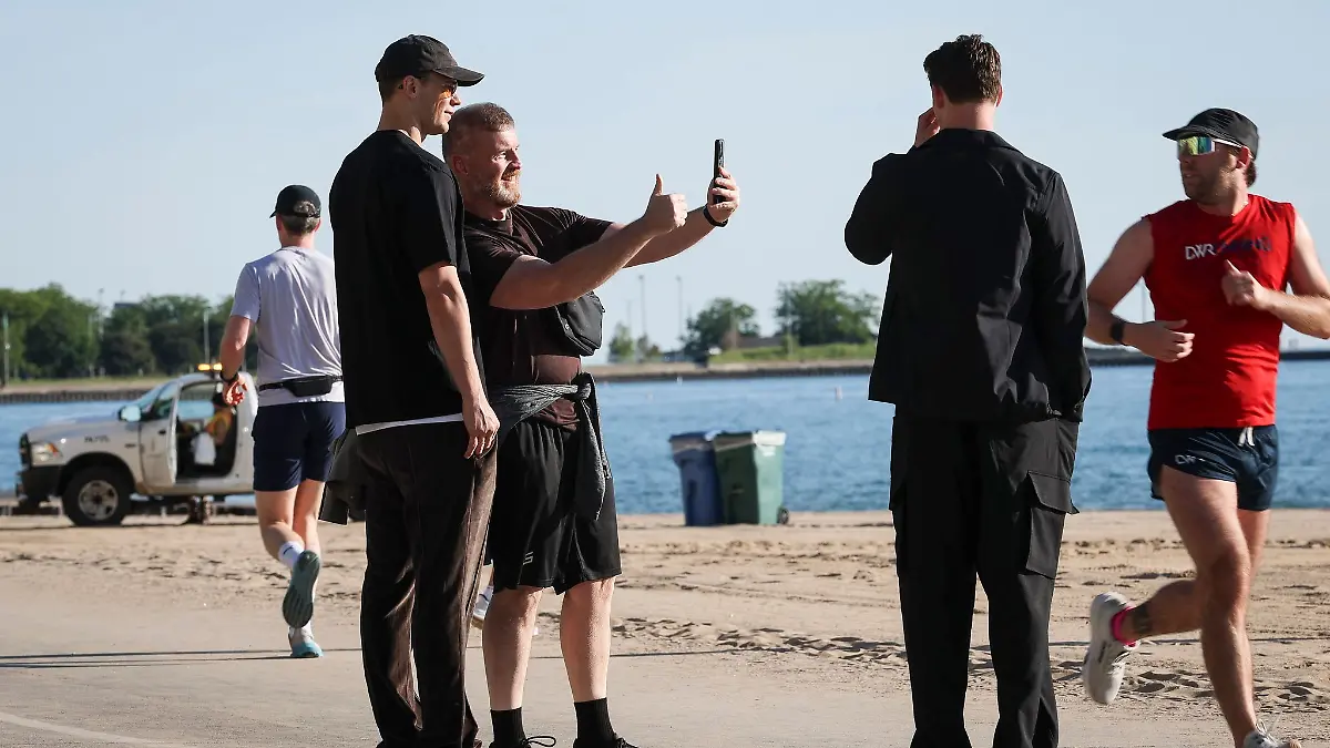 Nationaltorwart Manuel Neuer macht ein Foto mit einem Fan.