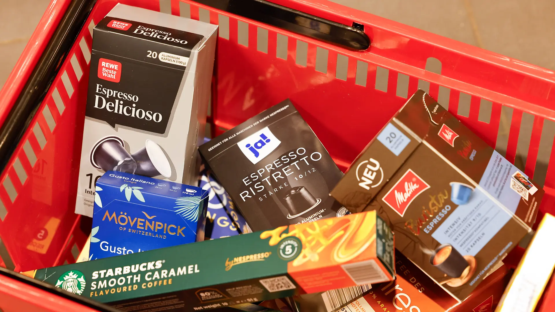 Immer mehr Verbraucher greifen zur günstigeren Eigenmarke. Markenprodukte landen häufig nur noch dann im Einkaufswagen, wenn sie im Angebot sind.