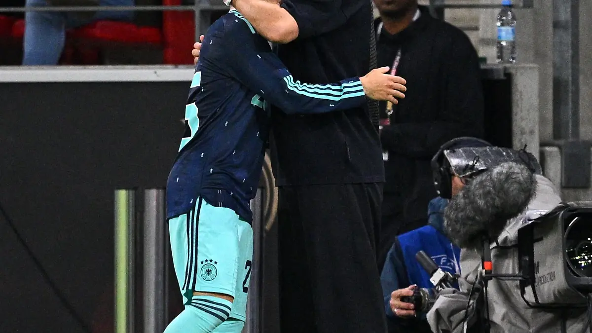 Bundestrainer Julian Nagelsmann schließt Team-Youngster Lennart Karl in die Arme. (Archivbild)