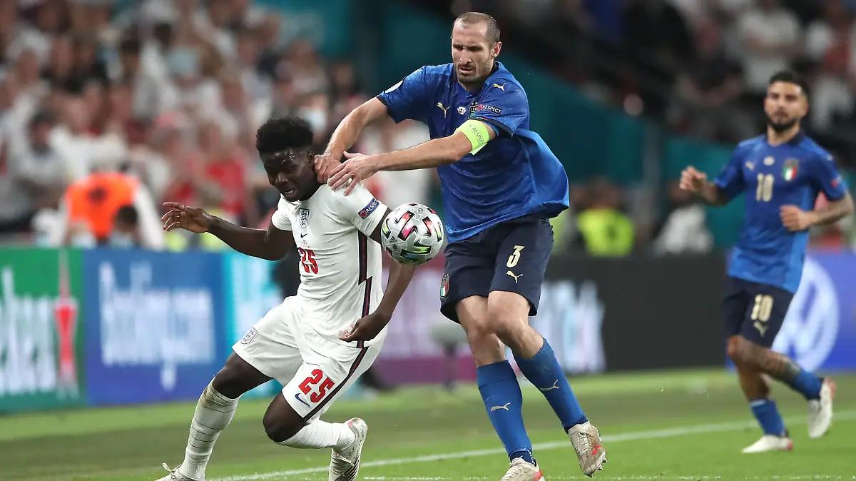 Italy v England - UEFA EURO, EM, Europameisterschaft,Fussball 2020 Final - Wembley Stadium Italy s Giorgio Chiellini pulls back England s Bukayo Saka during the UEFA Euro 2020 Final at Wembley Stadium, London. Picture date: Sunday July 11, 2021. RESTRICTIONS: Use subject to restrictions. Editorial use only, no commercial use without prior consent from rights holder. PUBLICATIONxINxGERxSUIxAUTxONLY Copyright: xNickxPottsx 60886820