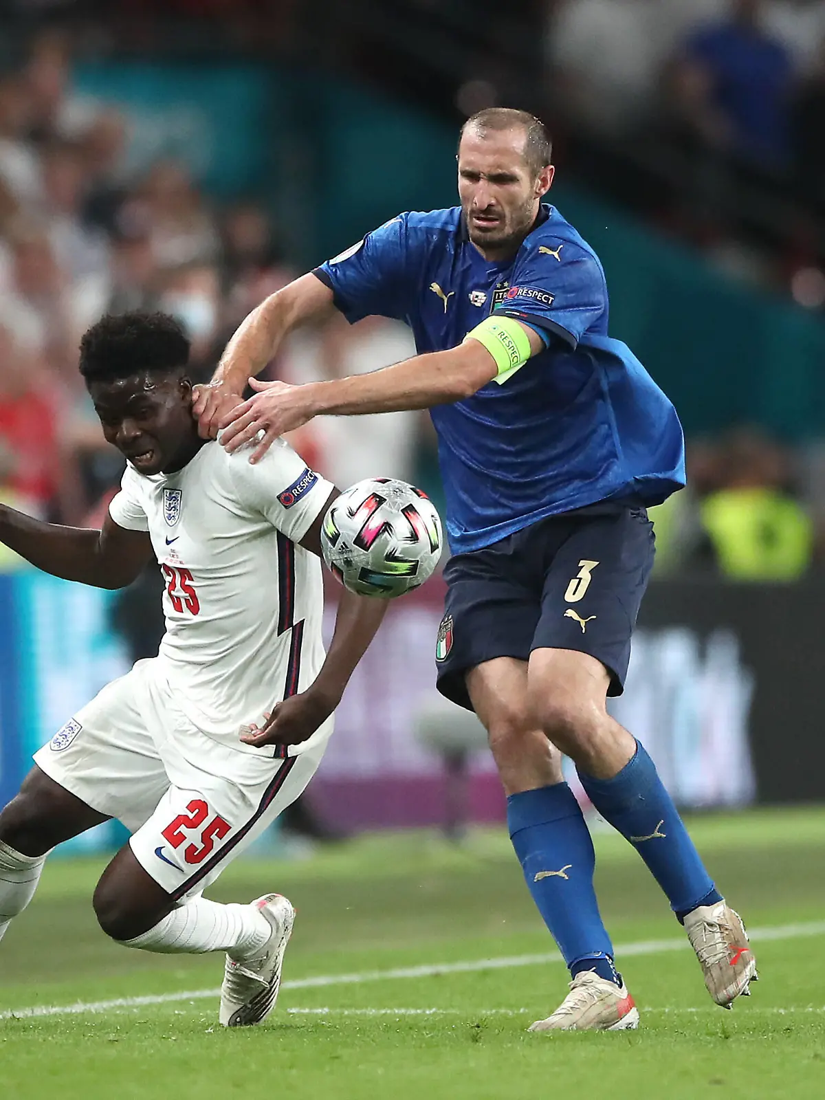  Italy v England - UEFA EURO, EM, Europameisterschaft,Fussball 2020 Final - Wembley Stadium Italy s Giorgio Chiellini pulls back England s Bukayo Saka during the UEFA Euro 2020 Final at Wembley Stadium, London. Picture date: Sunday July 11, 2021. RESTRICTIONS: Use subject to restrictions. Editorial use only, no commercial use without prior consent from rights holder. PUBLICATIONxINxGERxSUIxAUTxONLY Copyright: xNickxPottsx 60886820