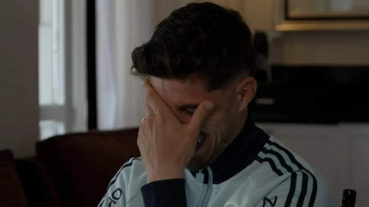 DIESER Nationalspieler landet im Playboy – und ist ziemlich verlegen! Sein Schönheitsgeheimnis? Seine Haare!