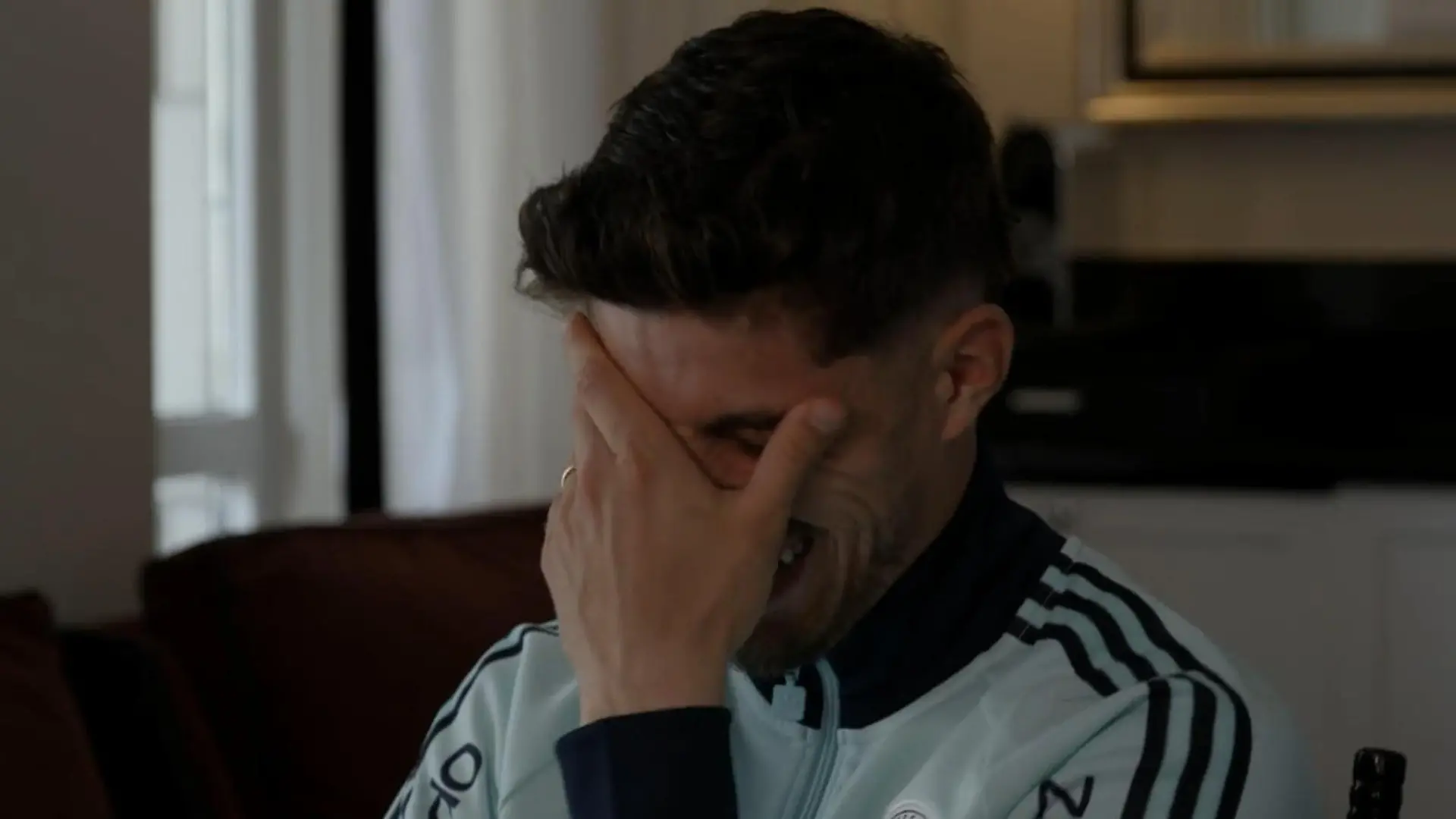 DIESER Nationalspieler landet im Playboy – und ist ziemlich verlegen! Sein Schönheitsgeheimnis? Seine Haare!