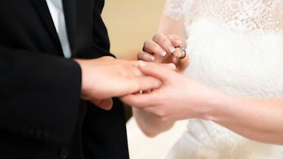Bayern: Hochzeitsauto kommt von Straße ab und prallt gegen S