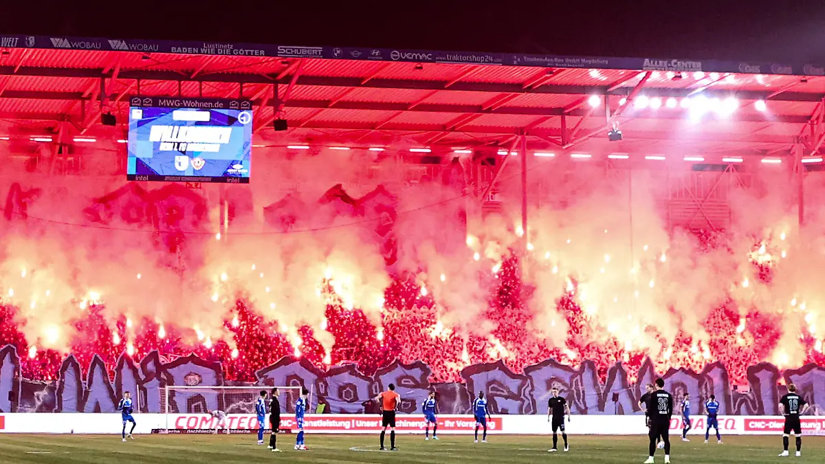 Choreo mit Pyro im Fanblock vom 1. FC Magdeburg zu Spielbeginn. Referee Dr. Max Burda muss wegen der Pyro später anpfeifen. - 2. Fußball Bundesliga Saison 2025-2026 Punktspiel 1. FC Magdeburg vs. SG Dynamo Dresden in Fußball,Mann,Männer,Deutschland,24.01.2026 *** Choreo with pyro in the fan block of 1 FC Magdeburg at the start of the match Referee Dr. Max Burda has to blow the whistle later because of the pyro 2 Soccer Bundesliga Season 2025 2026 Point match 1 FC Magdeburg vs SG Dynamo Dresden in Soccer,Man,Men,Germany,24 01 2026