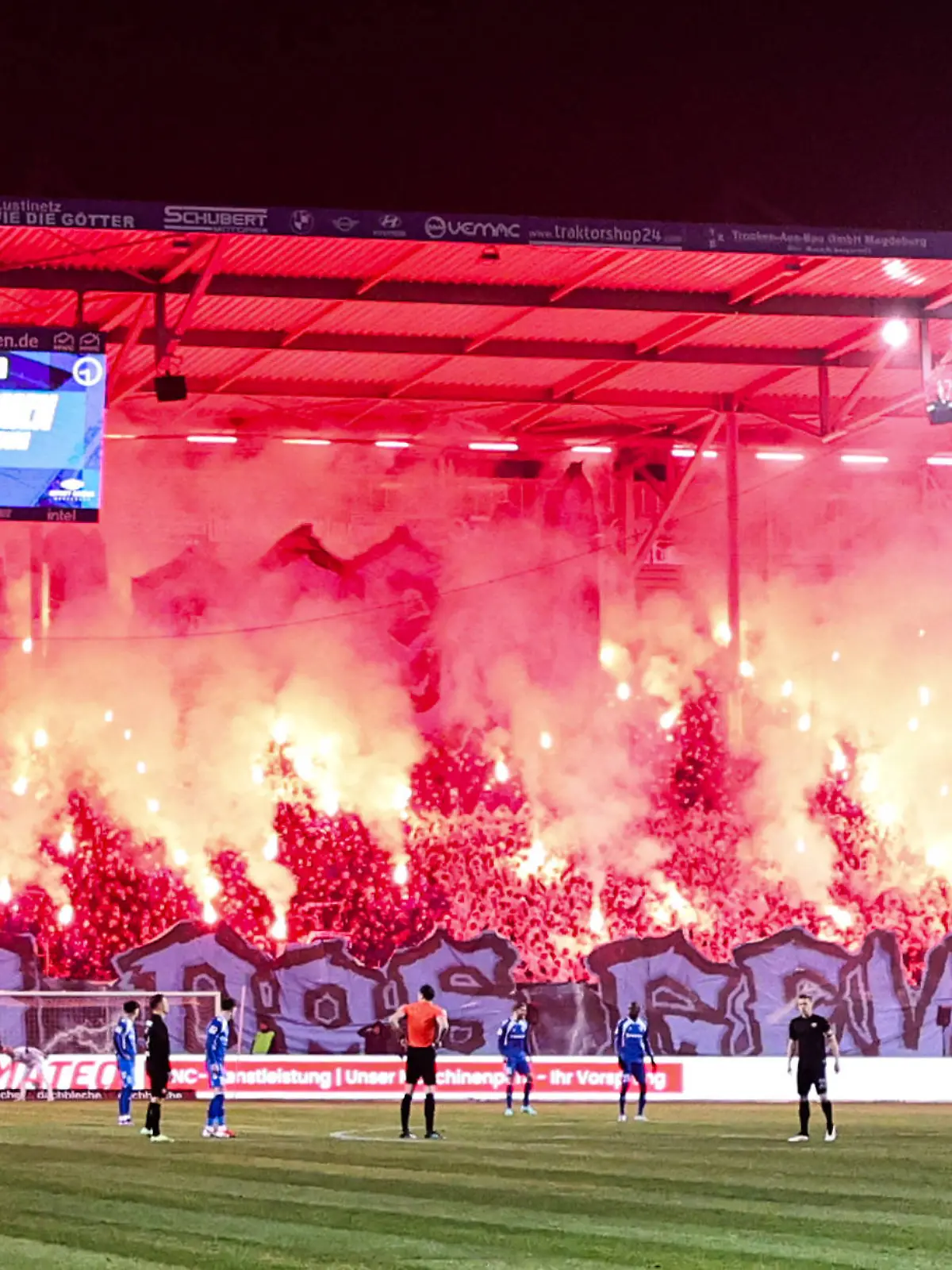 Choreo mit Pyro im Fanblock vom 1. FC Magdeburg zu Spielbeginn. Referee Dr. Max Burda muss wegen der Pyro später anpfeifen. - 2. Fußball Bundesliga Saison 2025-2026 Punktspiel 1. FC Magdeburg vs. SG Dynamo Dresden in Fußball,Mann,Männer,Deutschland,24.01.2026 *** Choreo with pyro in the fan block of 1 FC Magdeburg at the start of the match Referee Dr. Max Burda has to blow the whistle later because of the pyro 2 Soccer Bundesliga Season 2025 2026 Point match 1 FC Magdeburg vs SG Dynamo Dresden in Soccer,Man,Men,Germany,24 01 2026