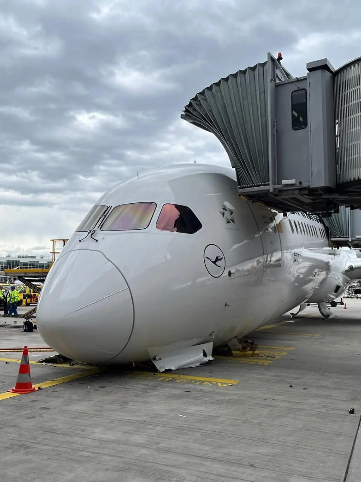 Das Bugfahrwerk einer fast neuen Lufthansa-Boeing knickt am Frankfurter Flughafen plötzlich ein