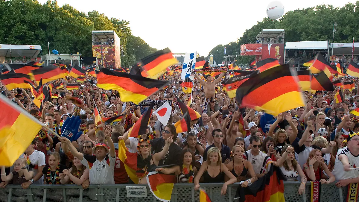 04.07.2006, Berlin, Deutschlandeuphorie zur FIFA-WM 2006 - Deutsche Fans zeigen Gefuehle und Nationalstolz waehrend der WM in einem bisher nie dagewesenen Ausmass. Hier auf der Berliner Fanmeile waehrend des Spiels Deutschland - Italien. (Symbol, Mensch, Menschen, WM-Stimmung, Patriotismus, patriotisch, Nationalismus, Stolz, Nationalstolz, Fanatismus, Deutschlandgefuehl, Deutschlandfahne, Deutschlandflagge, Schwarzrotgold, Schwarz-Rot-Gold, Schwarz, Rot, Gold, Fussball, Public Viewing, Fans, Fussballfans, Fussballfan, Symbolbild, symbolisch, Fanmeile, Fanfest, Fan, Sport, Begeisterung, Emotion, Emotionen, Enthusiasmus, Euphorie, Freizeit, Freude, Spass, Stimmung, Gesellschaft, Menschenmenge, Menschenmasse, Deutsch, Deutschland, Europa, FIFA World Cup 2006, Fussball Weltmeisterschaft 2006, Fussball WM, Fussballweltmeisterschaft, digital, QF, Gefühle, Deutschlandgefühl) 00M060704D018CARO.JPG
