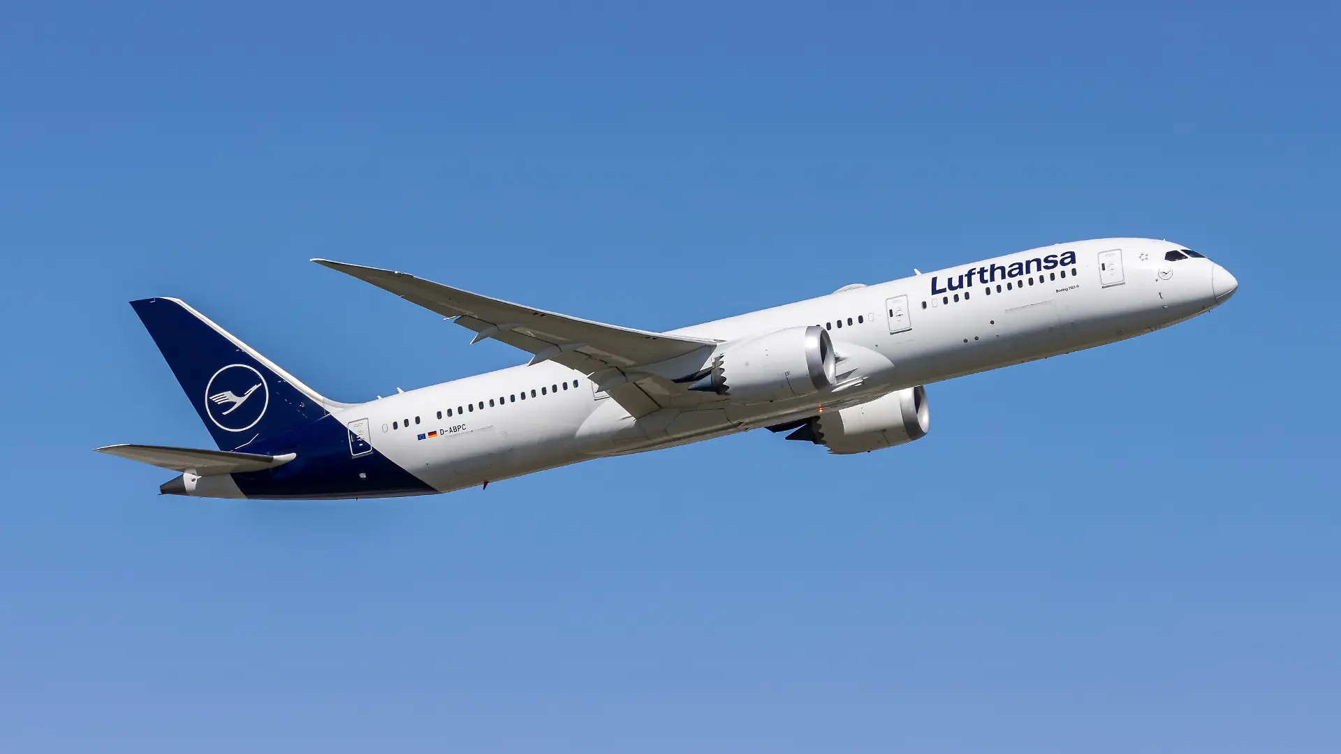 Frankfurt, Deutschland - 29. April 2026: Ein Boeing 787-9 Dreamliner Flugzeug der Lufthansa mit dem Kennzeichen D-ABPC auf dem Flughafen Frankfurt, Deutschland.