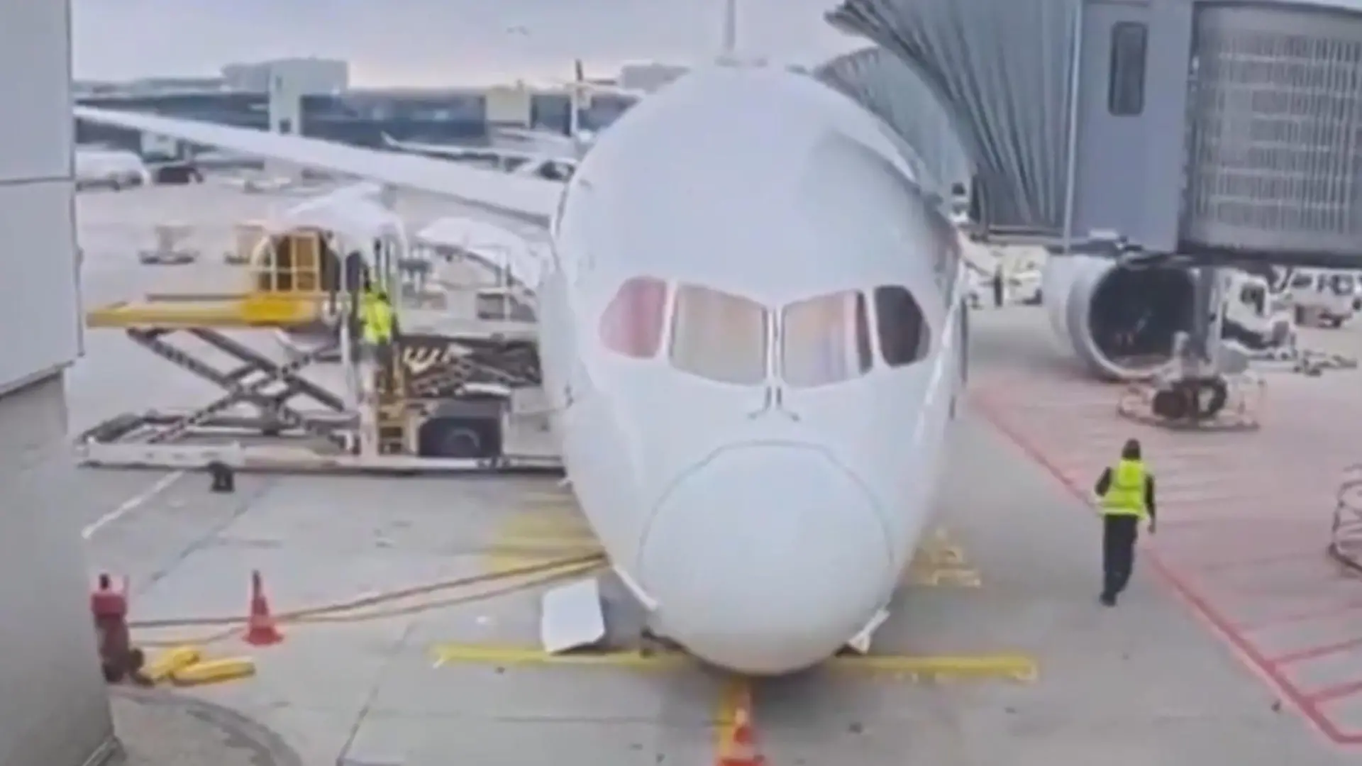Verletzte am Frankfurter Flughafen! Lufthansa-Flieger knickt am Gate plötzlich ein Erst wenige Monate im Einsatz