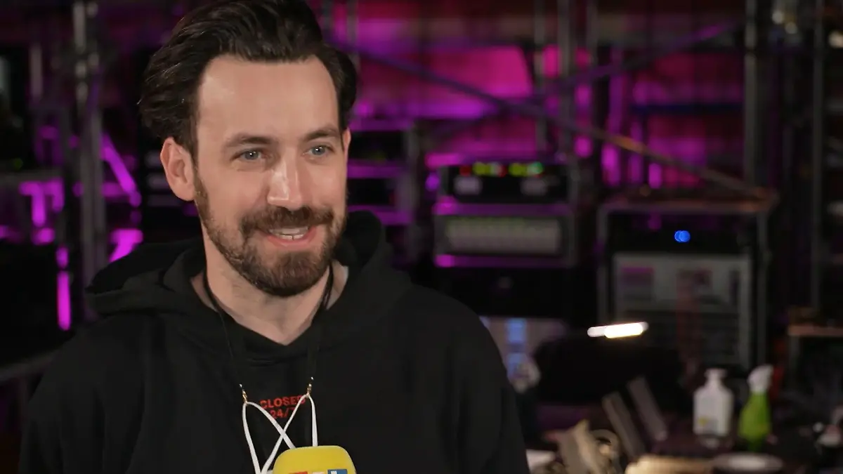 Jan "Kuppel-Köppi" Köppen ist im Flirt-Game kein Großer "Take Me Out"-Moderator ganz schüchtern