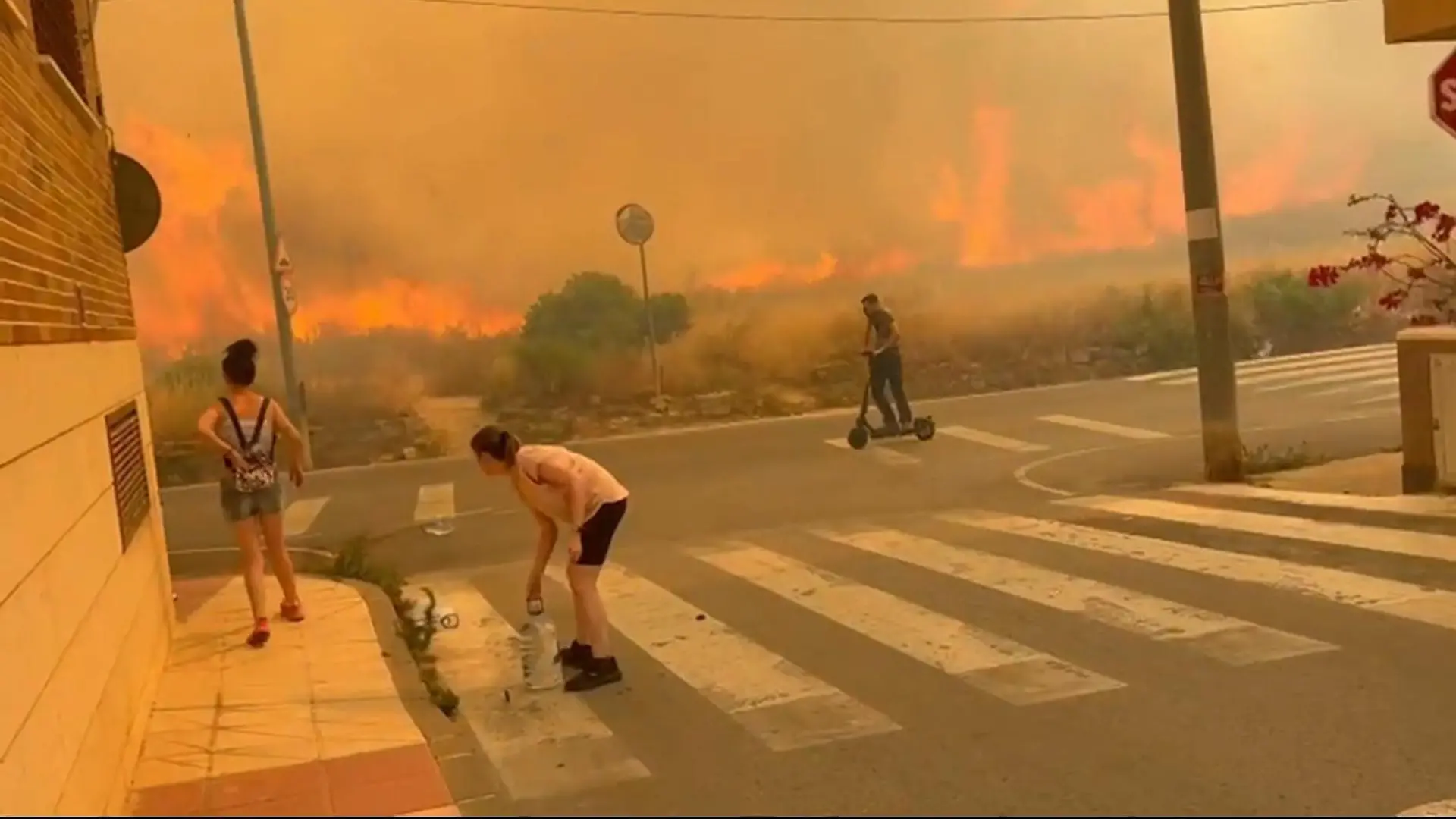 Waldbrand verwüstet beliebte Urlaubsregion Feuer-Hölle in Spanien