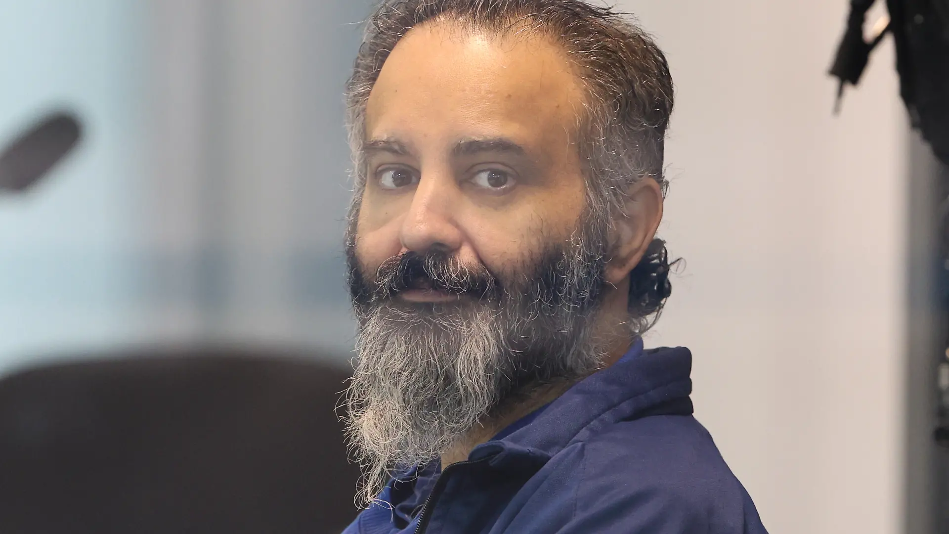 Taleb al-Abdulmohsen sitzt im Gerichtssaal des temporären Gerichtsgebäudes vom Landgericht Magdeburg an der Anklagebank. 