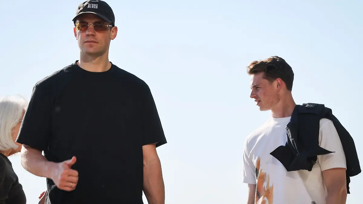 Manuel Neuer (l.) ist mit Jonas Urbig (r.) an der Promenade des Lake Michigan in Chicago.