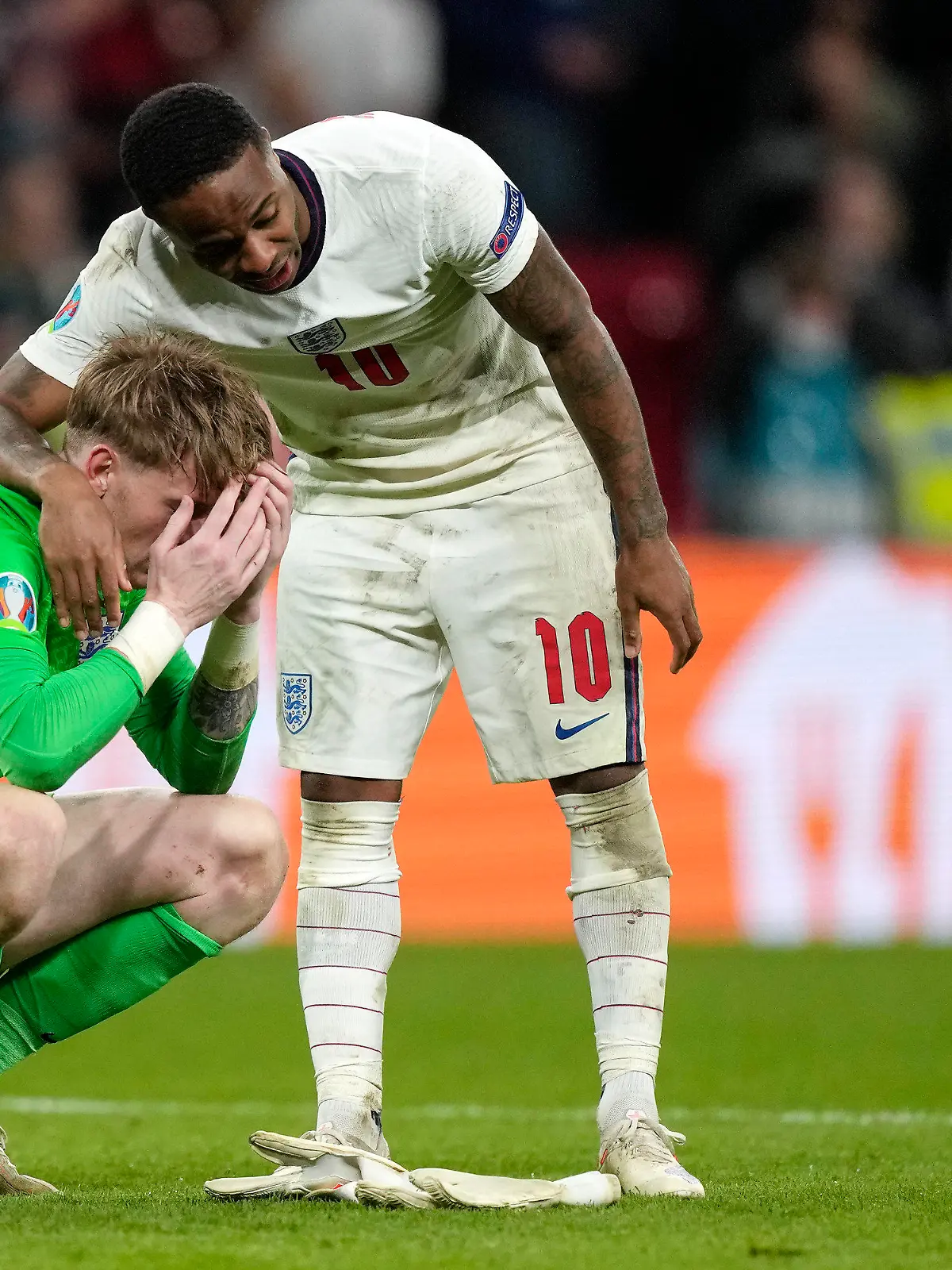 11.07.2021, Großbritannien, London: Fußball: EM, Italien - England, Finalrunde, Finale im Wembley Stadion.  Englands Raheem Sterling (r) tröstet Englands Torhüter Jordan Pickford nach dem Elfmeterschießen. Italien gewinnt das Finale  im Elfmeterschießen mit 3:2 und ist  Fußball-Europameister. Foto: Frank Augstein/AP POOL/dpa +++ dpa-Bildfunk +++