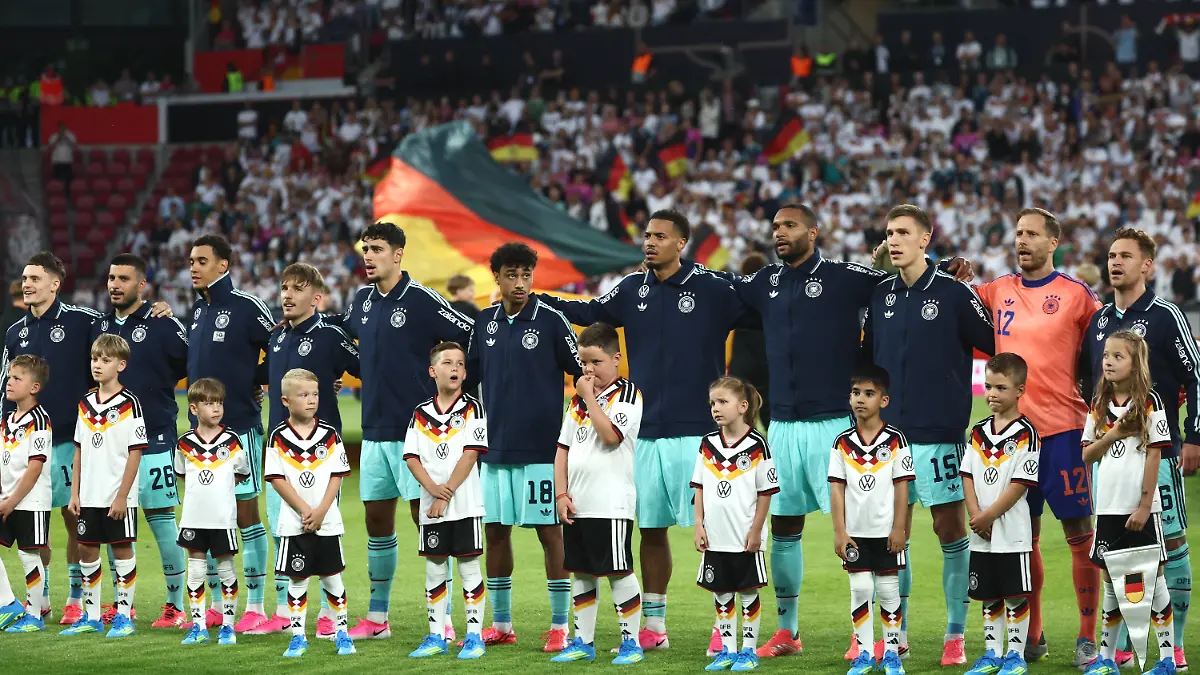 Fußball, Männer: WM-Vorbereitung, Länderspiel vor der WM-Endrunde, Mewa Arena, Die Spieler der deutschen Mannschaft bei der Hymne (l-r), Florian Wirtz, Deniz Undav, Jamal Musiala, Lennart Karl, Aleksandar Pavlović, Nathaniel Brown, Felix Nmecha, Jonathan Tah, Nico Schlotterbeck, Oliver Baumann, Joshua Kimmich.