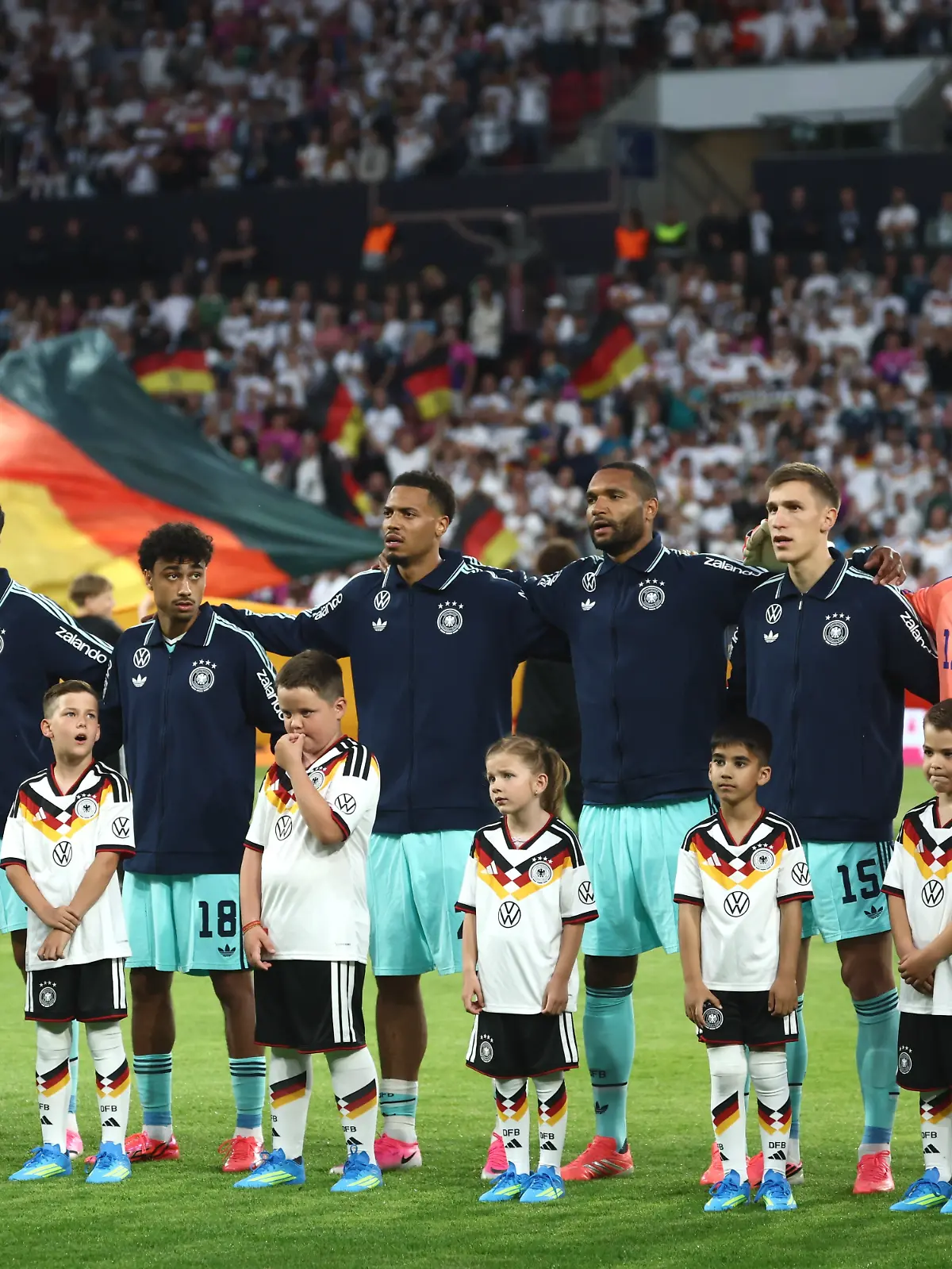 Fußball, Männer: WM-Vorbereitung, Länderspiel vor der WM-Endrunde, Mewa Arena, Die Spieler der deutschen Mannschaft bei der Hymne (l-r), Florian Wirtz, Deniz Undav, Jamal Musiala, Lennart Karl, Aleksandar Pavlović, Nathaniel Brown, Felix Nmecha, Jonathan Tah, Nico Schlotterbeck, Oliver Baumann, Joshua Kimmich.