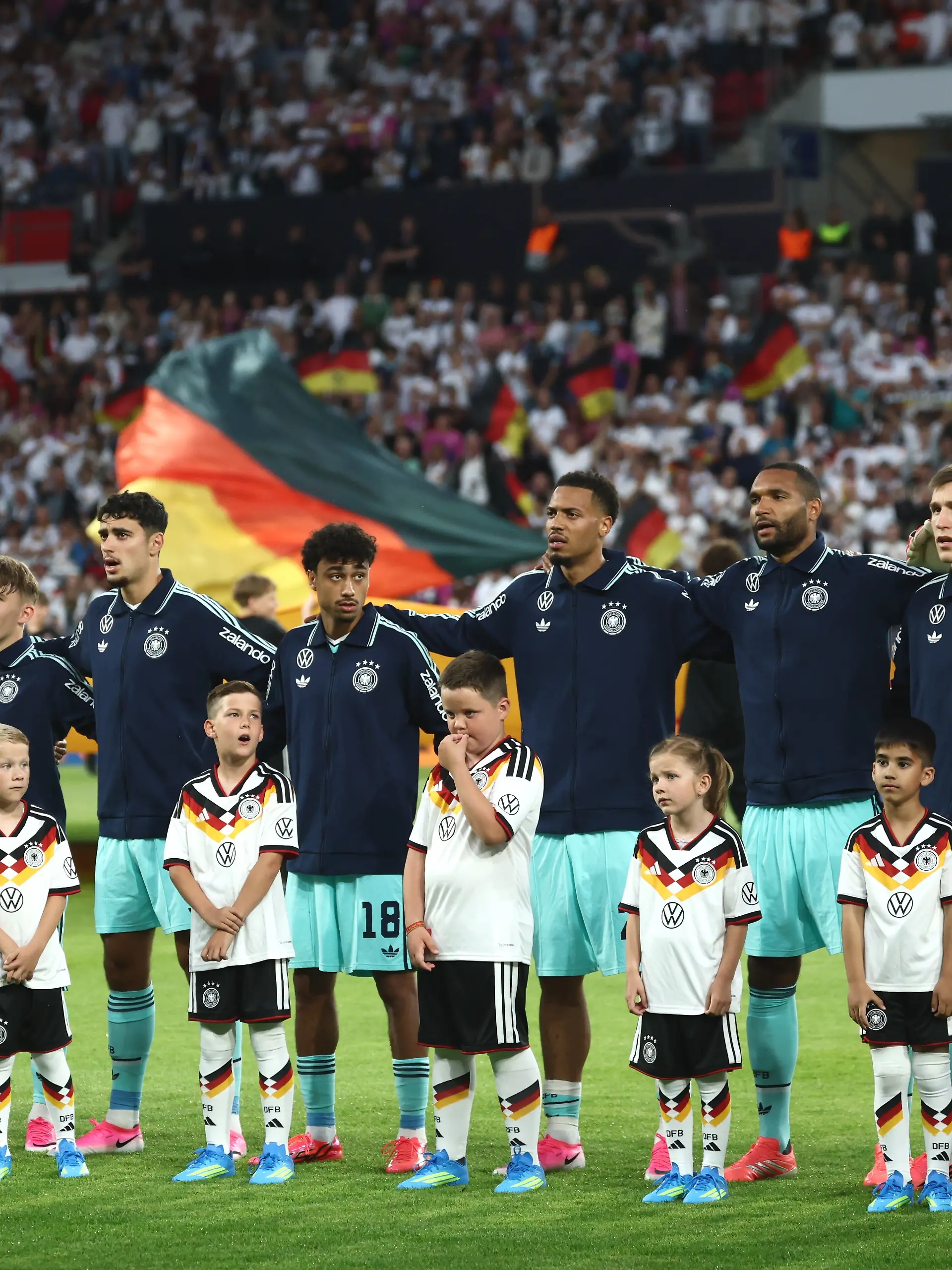 Fußball, Männer: WM-Vorbereitung, Länderspiel vor der WM-Endrunde, Mewa Arena, Die Spieler der deutschen Mannschaft bei der Hymne (l-r), Florian Wirtz, Deniz Undav, Jamal Musiala, Lennart Karl, Aleksandar Pavlović, Nathaniel Brown, Felix Nmecha, Jonathan Tah, Nico Schlotterbeck, Oliver Baumann, Joshua Kimmich.