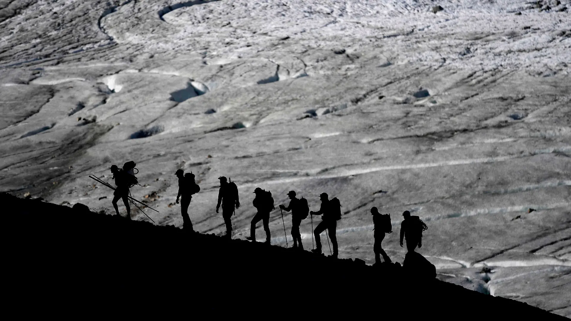 Ein deutscher Wanderer (69) stürzt beim Abstieg vom Großen Rettenstein rund 100 Meter in die Tiefe und stirbt trotz Reanimation. (Symbolbild)