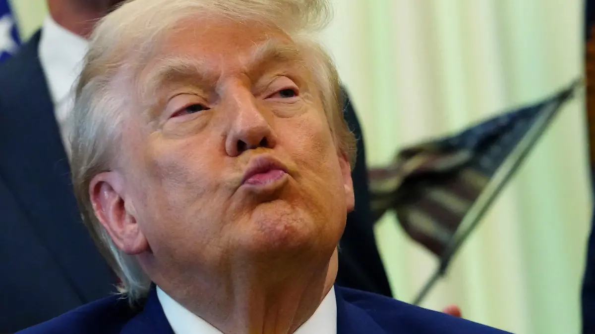 US-Präsident Donald Trump hört zu, als Energieminister Wright im Oval Office des Weißen Hauses in Washington auf einer Veranstaltung zum Thema Kohle spricht. +++ dpa-Bildfunk +++