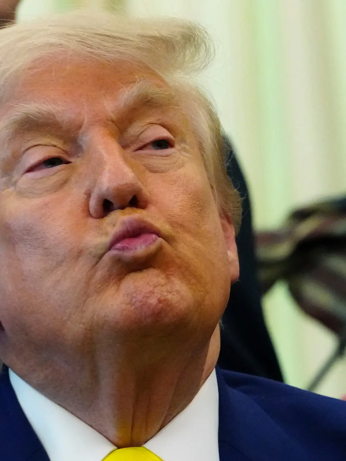 US-Präsident Donald Trump hört zu, als Energieminister Wright im Oval Office des Weißen Hauses in Washington auf einer Veranstaltung zum Thema Kohle spricht. +++ dpa-Bildfunk +++