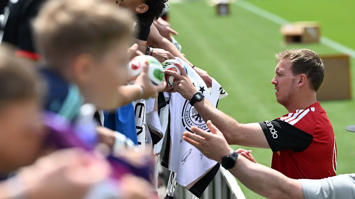 Julian Nagelsmann schreibt Autogramme für Fans der Nationalmannschaft (Archivbild).