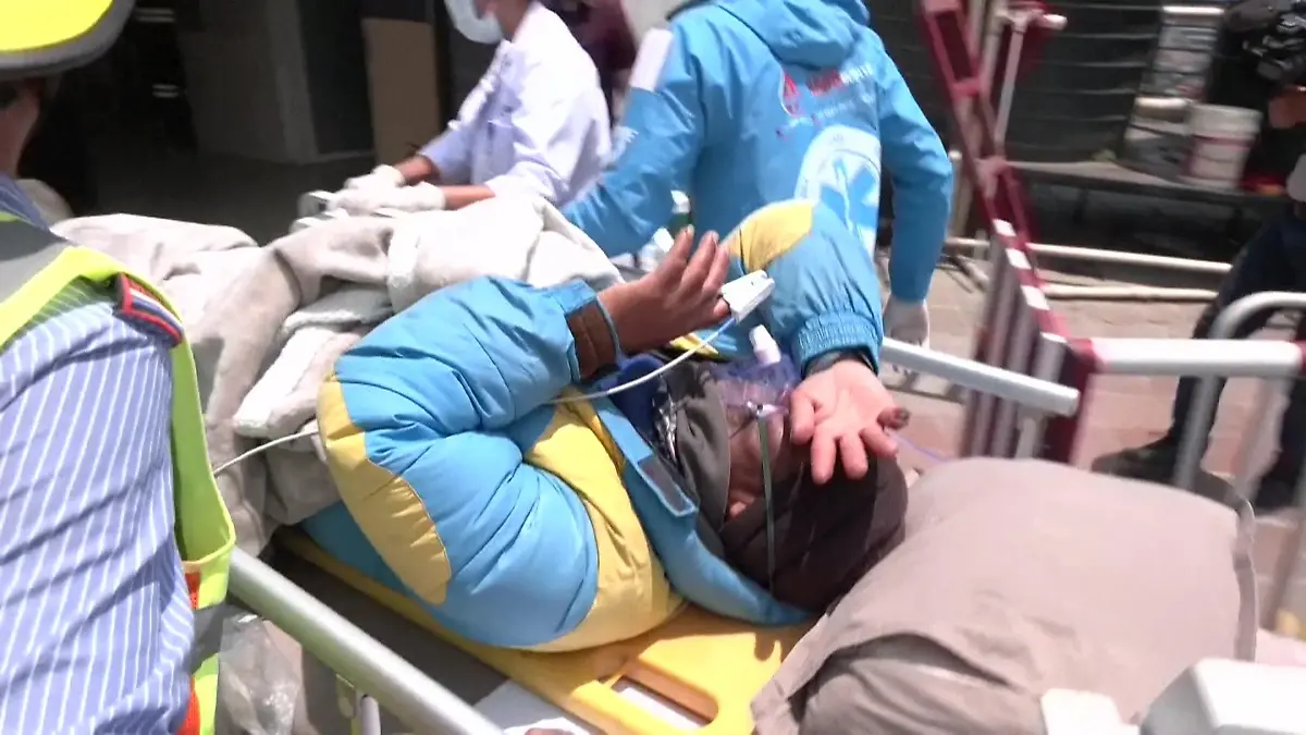 Vermisster Sherpa überlebt tagelang ohne Essen und Sauerstoff  Das Wunder vom Mount Everest! 