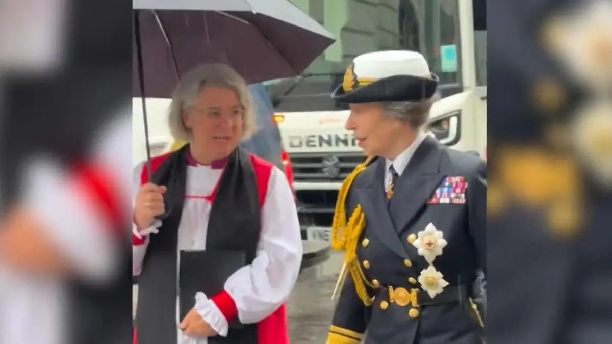 Wetter-Drama bei Royal-Termin! Für SIE steht britische Prinzessin im Regen Alle feiern Anne