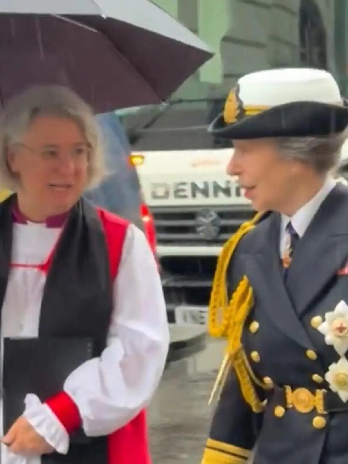 Bild zu: "Wetter-Drama bei Royal-Termin! Für SIE steht britische Prinzessin im Regen"