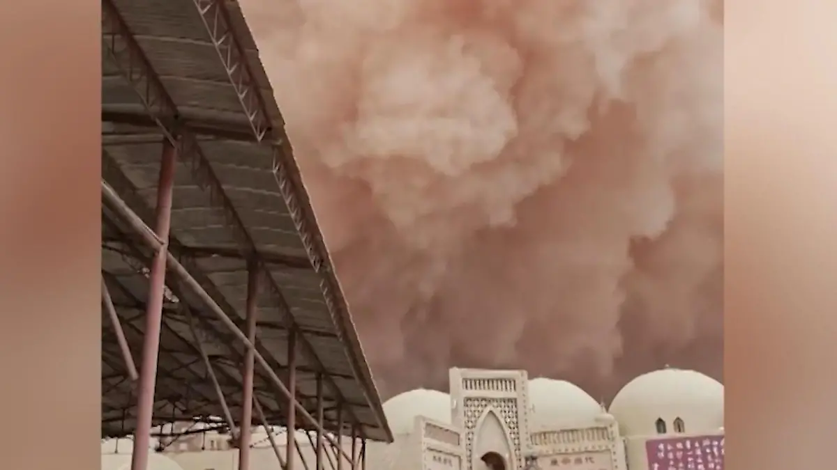 Apokalyptische Szenen über Touristenparadies! Riesige Sandwolke hüllt Stadt ein Bedrohliches Wetterphänomen