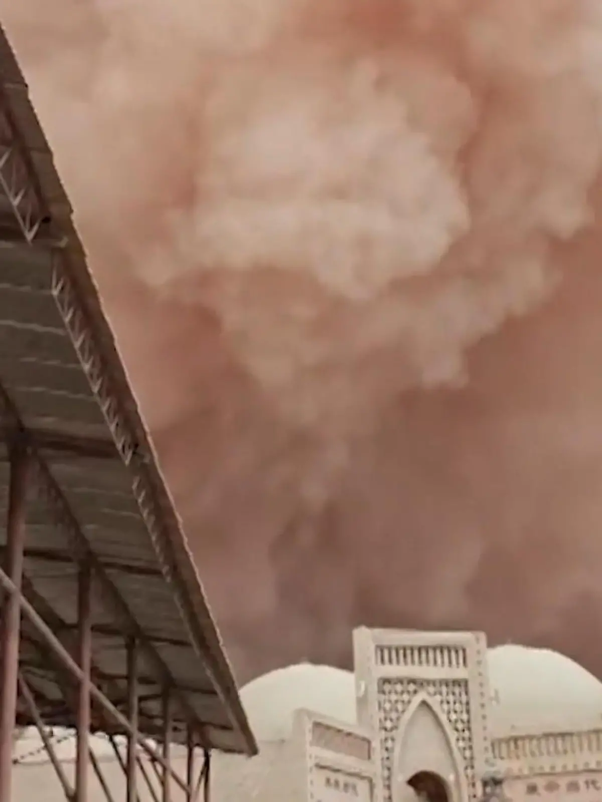 Bild zu: "Apokalyptische Szenen über Touristenparadies! Riesige Sandwolke hüllt Stadt ein"