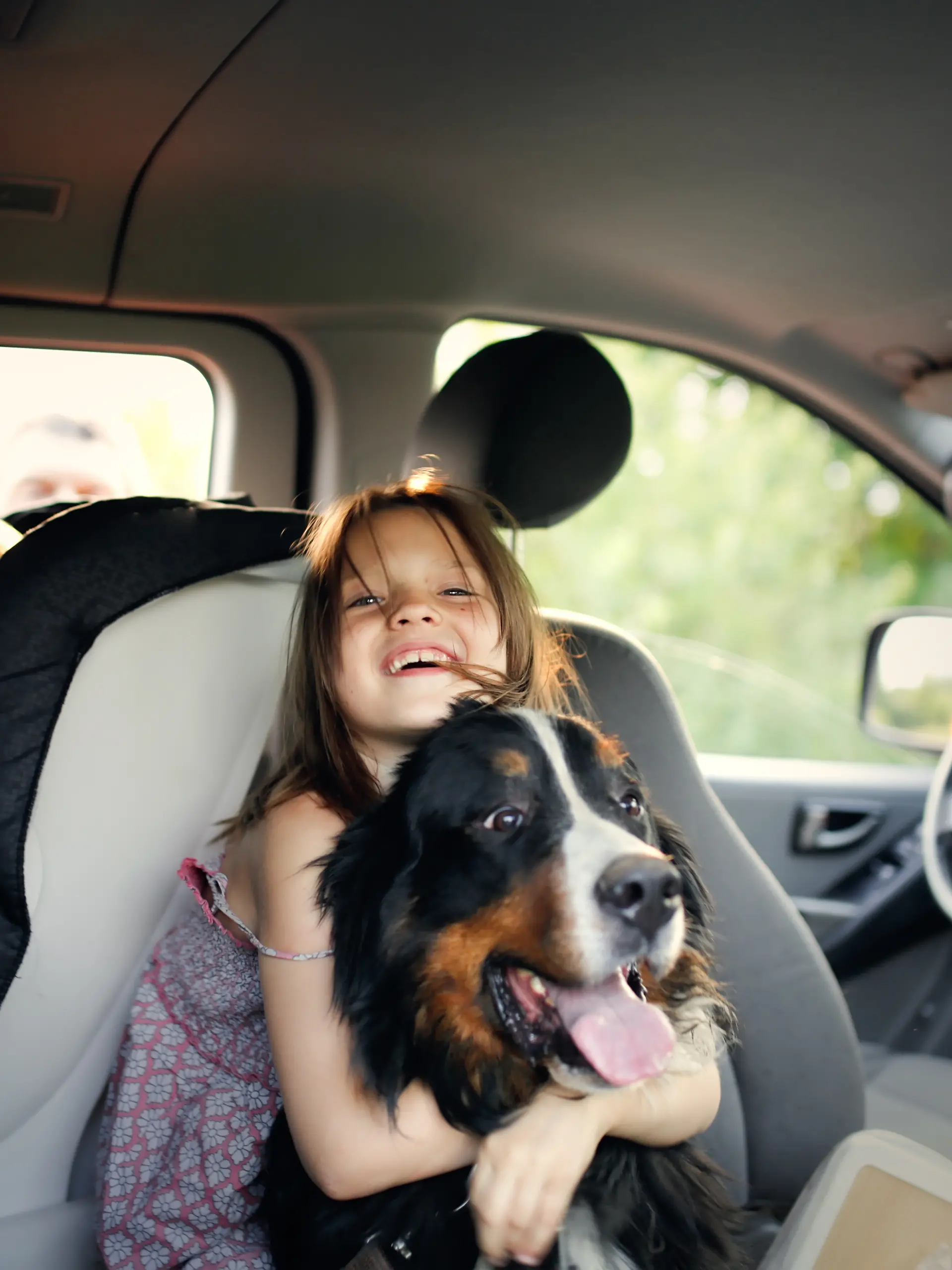 Kind mit Hund im Auto